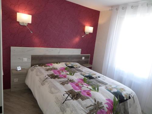 una camera da letto con un letto con una parete rossa di Katarina a Vittel