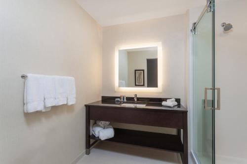 Un baño de Wingate by Wyndham Altoona Downtown/Medical Center