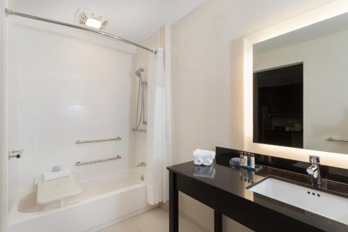 Un baño de Wingate by Wyndham Altoona Downtown/Medical Center