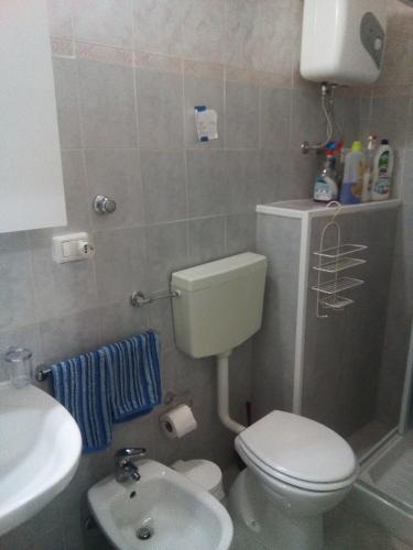 a small bathroom with a toilet and a sink at Casa del vico in Catania