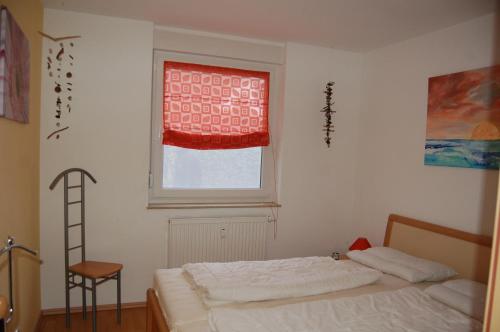 a bedroom with a bed and a window at Zum Sonnenuntergang in Zingst