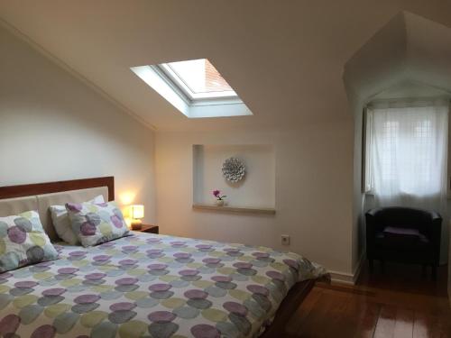 - une chambre avec un lit et une lucarne dans l'établissement Flores, à Lisbonne