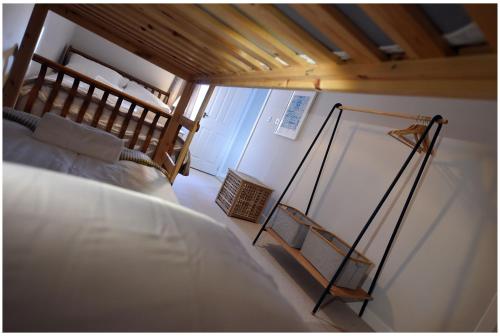 へレンズバラにあるFox Cottageのベッドルーム1室(ベッド1台、ガラス窓付)