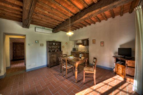 una cucina con tavolo e sedie in una stanza di Agriturismo Relais Campiglioni a Montevarchi