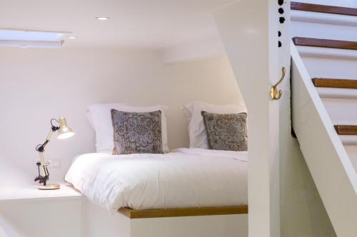 um quarto com uma cama numa sala de escadas em M/S Svalbard B&B em Amsterdã