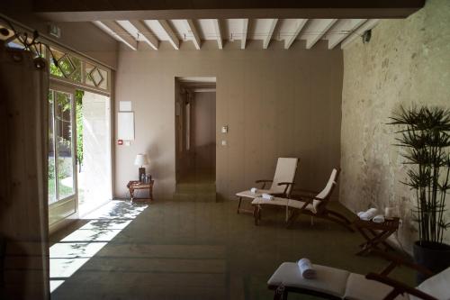 a hallway with chairs and a table in a room at Logis Hôtel Restaurant Relais de la Mothe in Yzeures-sur-Creuse