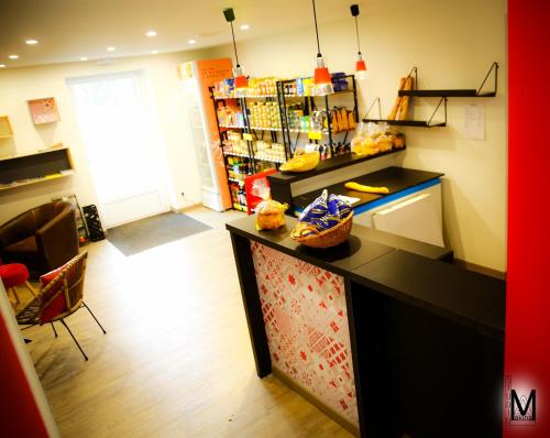 ein Laden mit einer Theke, auf der ein Korb steht in der Unterkunft Au Coeur Des Landes in Gaillères