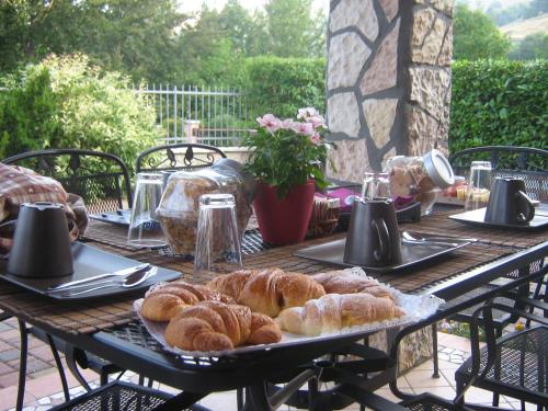 uma mesa com pão e croissants em Bed and Breakfast Eckele em Conco