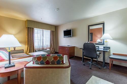 a hotel room with a bed and a desk at Hotel Ruidoso in Ruidoso