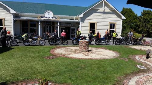 un grupo de motocicletas estacionadas frente a un edificio en Karamea Village Hotel en Karamea