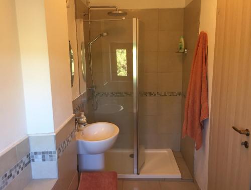 een badkamer met een douche, een toilet en een wastafel bij Le Farfalle Abruzzo in Casoli