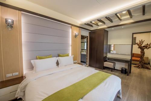 Postel nebo postele na pokoji v ubytování Shangri Longluan Lake One B&B