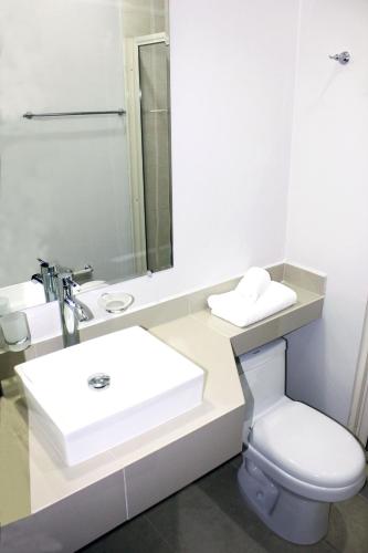 ein weißes Badezimmer mit Waschbecken und Toilette in der Unterkunft Hotel Tampico Express in Ciudad Madero
