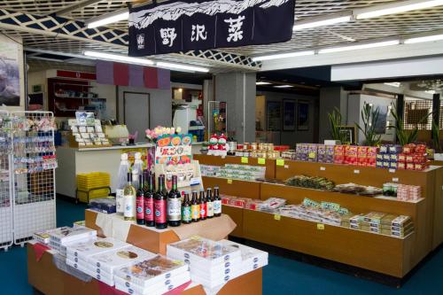 a store with a lot of products on display at Biwaike Hotel in Yamanouchi