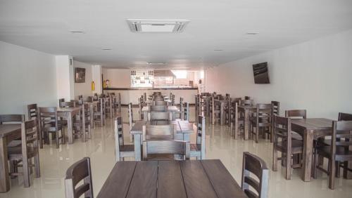 une salle remplie de tables et de chaises dans un restaurant dans l'établissement Hotel G Cartagena, à Carthagène des Indes