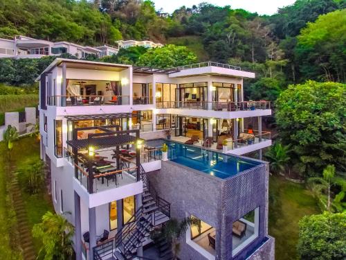 邦濤海灘的住宿－Fully Serviced Grand Villa Luxury Time Phuket，享有带游泳池的房屋的空中景致