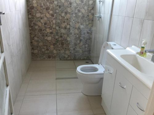 A bathroom at Riverbank villa