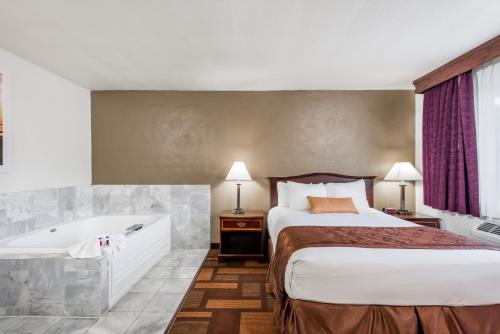 Una cama o camas en una habitación de Days Inn & Suites by Wyndham Lodi