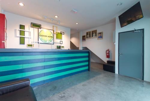 Clover Hotel Ipohにあるテレビまたはエンターテインメントセンター