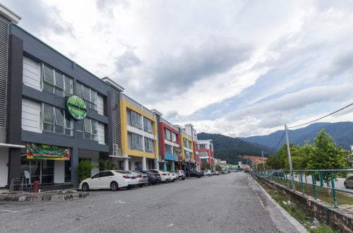 イポーにあるClover Hotel Ipohの建物・車の並ぶ町の通り