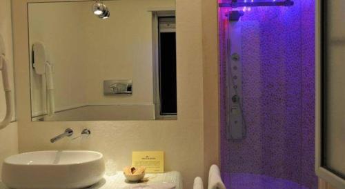 Ein Badezimmer in der Unterkunft I Rocchi Hotel