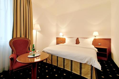 Hotel Coronet Image
