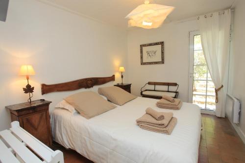 Giường trong phòng chung tại Charm in Provence