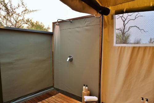 Nogatsaa Pans Chobe Lodge tesisinde bir banyo