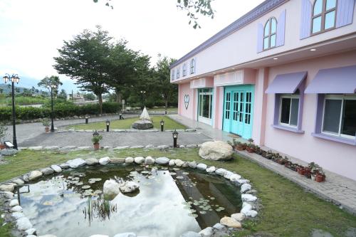 Ein Garten an der Unterkunft Jing Lai Hui Lan Homestay