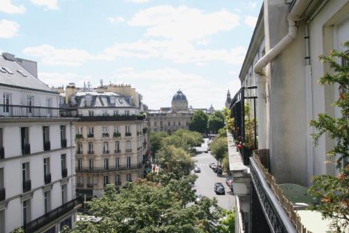 Appartement lumineux avec balcon au coeur de Paris
