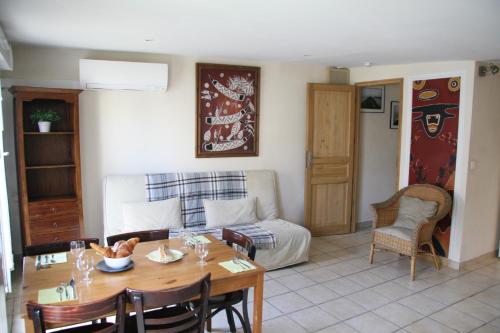 un salon avec une table et un canapé dans l'établissement Appartement lumineux avec balcon au coeur de Paris, à Paris