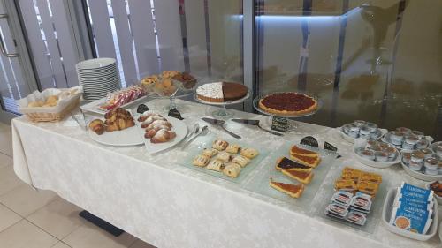 Comida en o cerca de este hotel