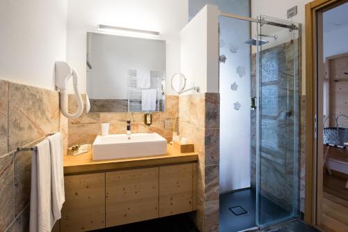 a bathroom with a sink and a shower at Polisena L'Altro Agriturismo Veg in Pontida