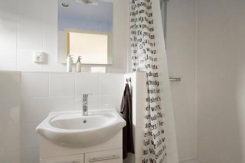 A bathroom at Studio on a houseboat, near city centre!