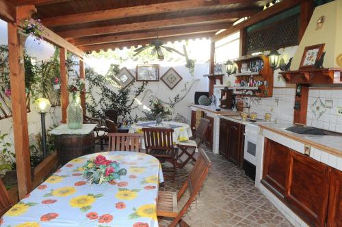 una cucina con tavolo e fiori di Villa Maddalusa a Agrigento