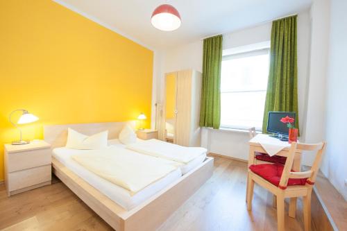 Letto o letti in una camera di Hotel Pension am Hauptbahnhof