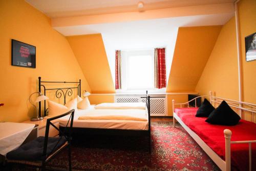 Letto o letti in una camera di Hotel Pension am Hauptbahnhof
