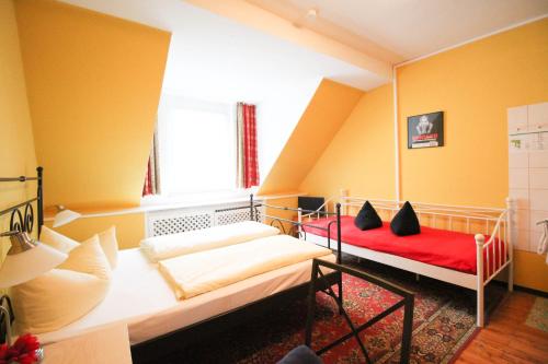 Letto o letti in una camera di Hotel Pension am Hauptbahnhof