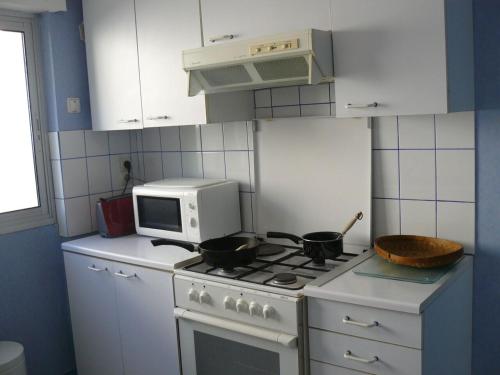 Η κουζίνα ή μικρή κουζίνα στο TRIDILLE 1 - Jardin, Wifi, Bourg et Plage 50m - D6