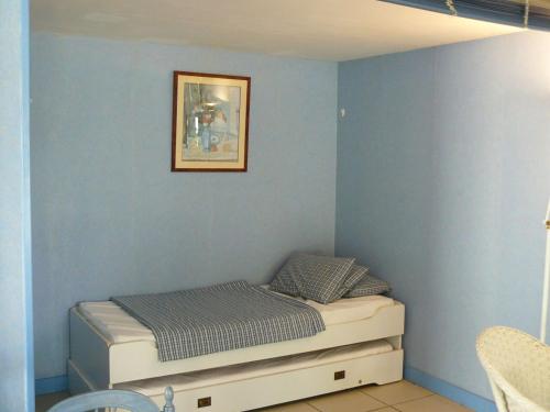 a bedroom with a bed with a picture on the wall at En Dro, Rez-de-jardin à Carnac in Carnac