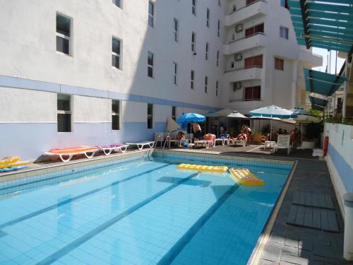Bazén v ubytování Helena Hotel nebo v jeho okolí