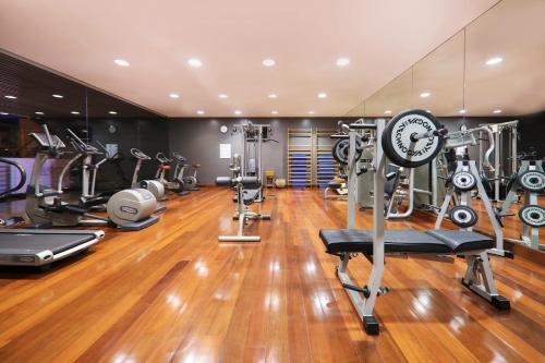 
Het fitnesscentrum en/of fitnessfaciliteiten van Iberostar Grand Salomé - Adults Only
