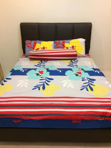 Säng eller sängar i ett rum på Golden Swan Sibu Homestay