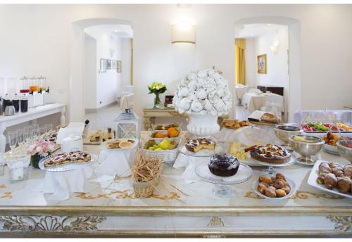 ブリンディジにあるGrande Albergo Internazionaleのさまざまな種類の食べ物が並んだテーブル