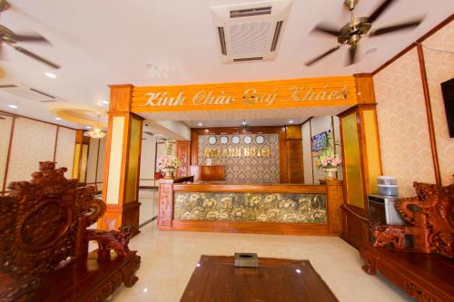 een restaurant met een tafel voor een winkel bij Mai Anh Hotel in Lao Cai