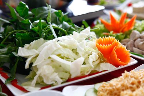ホテルの敷地内または近くでの食事または食べ物