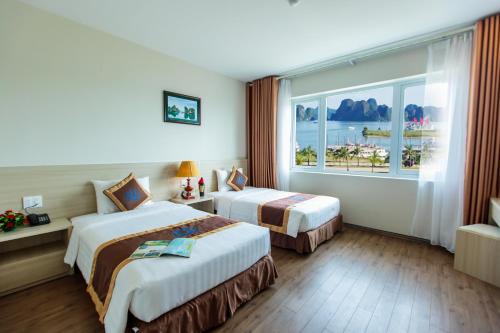 Postel nebo postele na pokoji v ubytování Halong Harbour Hotel