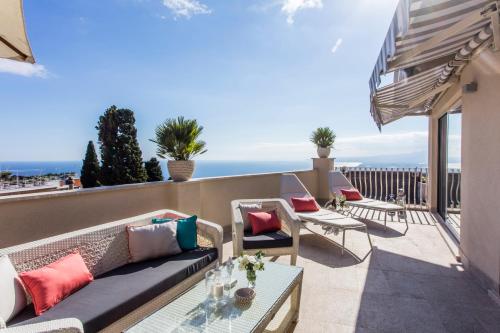 d'une terrasse avec un canapé et des tables sur un balcon. dans l'établissement La Malandrina - Apartments & Suites, à Taormine