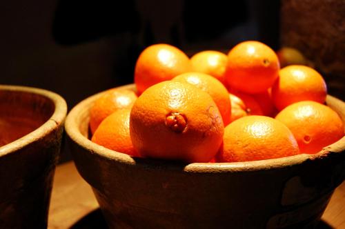 two wooden bowls filled with oranges on a table at Ferienhaus Alpen Lodge und die Gams in Neurur