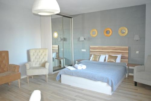 En eller flere senge i et værelse på Mini Hotel on Demiivska